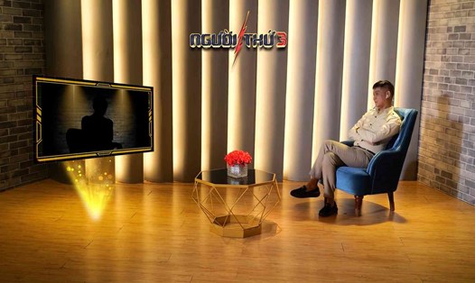 Chị H tâm sự với Lê Hoàng tại "Người thứ 3". Ảnh: NSX.