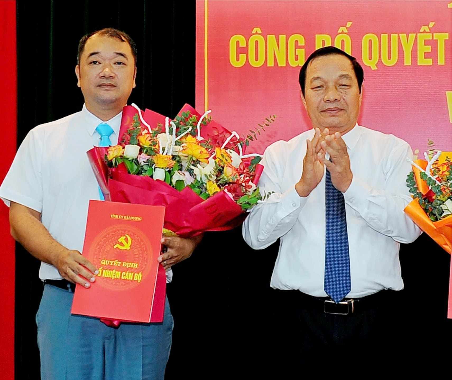 Phó Bí thư Tỉnh ủy Hải Dương Lê Văn Hiệu trao quyết định cho ông Nguyễn Hồng Sáng. Ảnh: Ban Tuyên giáo Tỉnh ủy Hải Dương