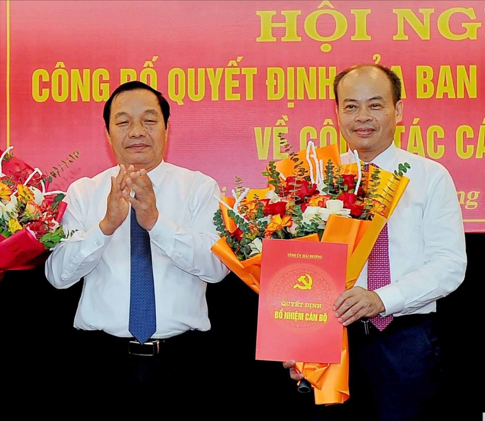 Ong Le Van Hieu - Pho Bi thu Thuong truc Tinh uy trao quyet dinh cua Ban Thuong vu Tinh uy cho dong chi Tran Ho Dang. Anh: Ban Tuyen giao Tinh uy Hai Duong