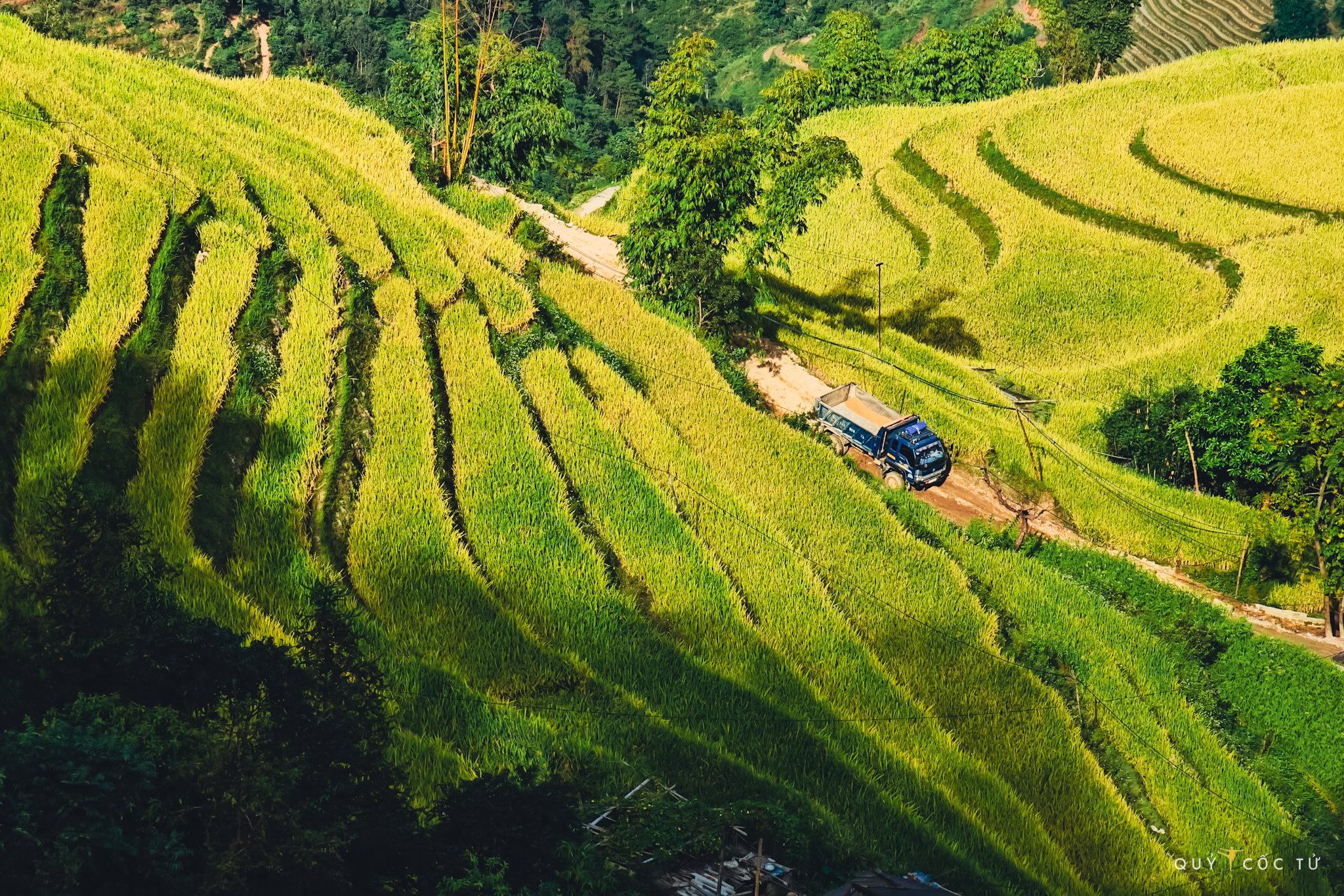 Tu Mu Cang Chai, Yen Bai, anh Hai An phuot xe may qua deo O Quy Ho tim len manh dat vung bien Si Ma Cai, Lao Cai voi nhung thua ruong bac thang xep tang cao ngat troi. “Tay Bac sau 5 nam vua gan gui than thuong vua moi la me hoac. Hanh trinh tuy chong vanh nhung that su la chuyen hanh huong tuyet dep ve mien ky uc cua Quy“, anh Hai An tu su. 