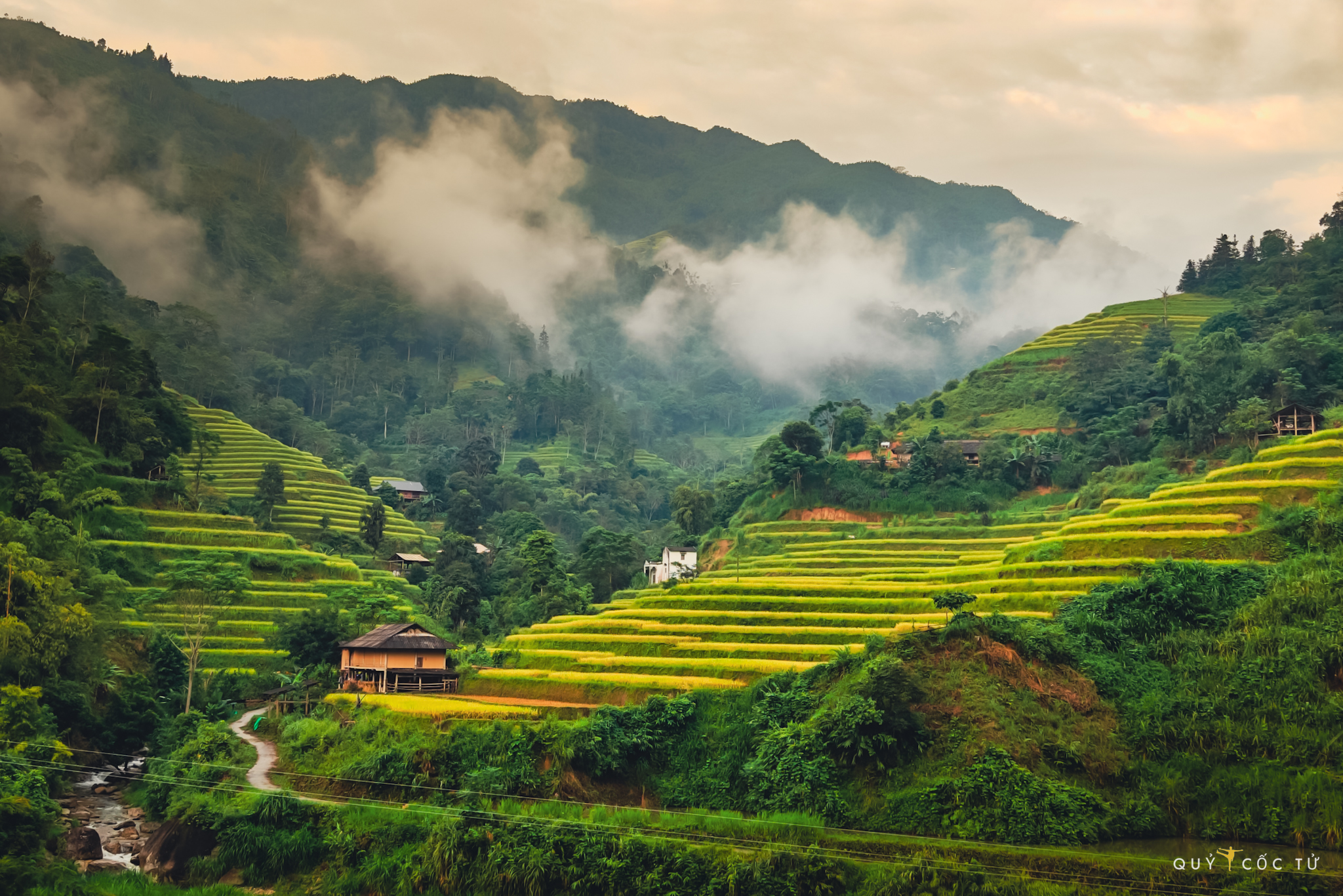 Khói lam chiều hòa quyện với mây vờn quanh núi cao tạo nên cảnh tượng làm khách đường xa mãi ngẩn ngơ.