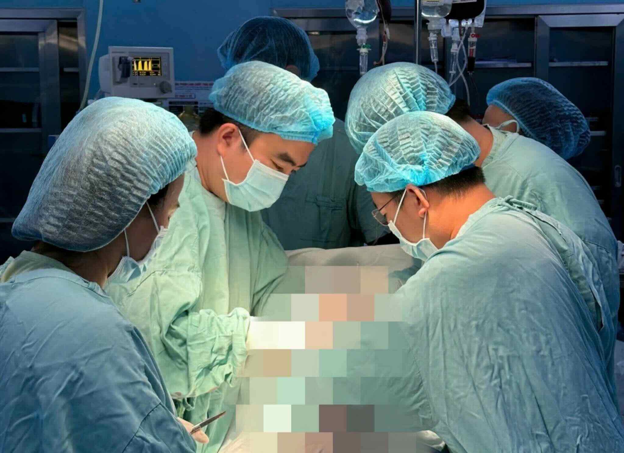 Doctors rescue a patient with a ruptured heart due to a traffic accident. Photo: Truong Nhat Tan.