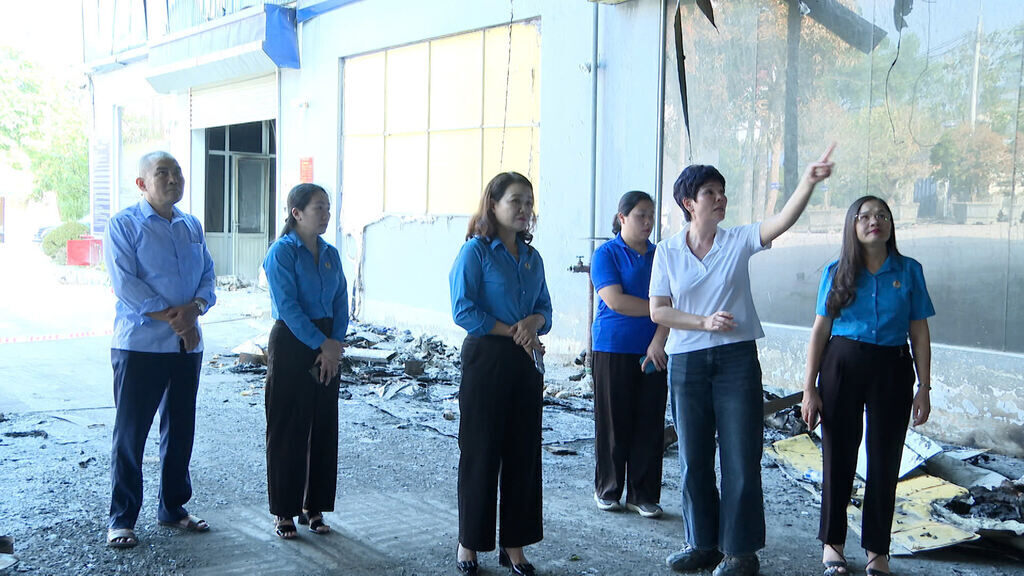LĐLĐ tỉnh Lạng Sơn đến thăm và hỗ trợ người lao động sau vụ cháy tại Công ty TNHH MTV Xe điện DK Việt Nhật (xã Hoàng Đồng, thành phố Lạng Sơn). Ảnh: Hoàng Như