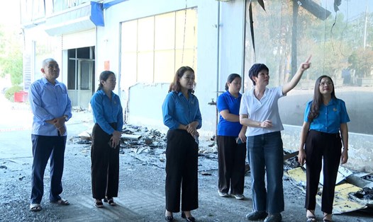 LĐLĐ tỉnh Lạng Sơn đến thăm và hỗ trợ người lao động sau vụ cháy tại Công ty TNHH MTV Xe điện DK Việt Nhật (xã Hoàng Đồng, thành phố Lạng Sơn). Ảnh: Hoàng Như