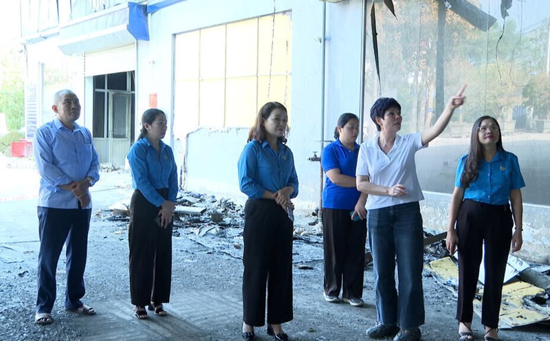 Lang Son Provincial Federation of Labor visited and supported workers after the fire at DK Viet Nhat Electric Vehicle Company Limited (Hoang Dong Commune, Lang Son City). Photo: Hoang Nhu