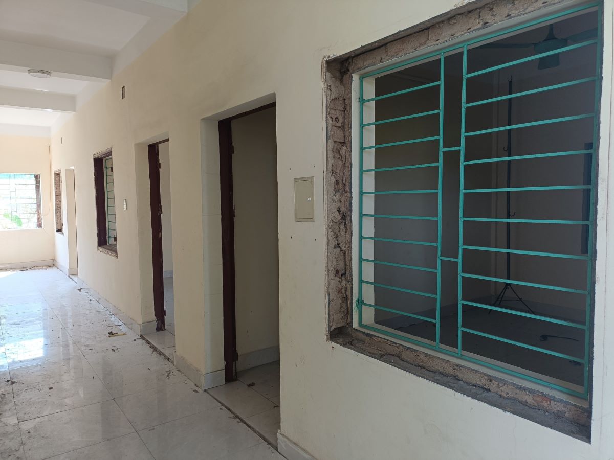 Nhiều phòng chức năng ở Nhà văn hóa xã Lâm Động (huyện Thủy Nguyên, Hải Phòng) hư hỏng toàn bộ hệ thống cửa gỗ. Ảnh: Mai Dung