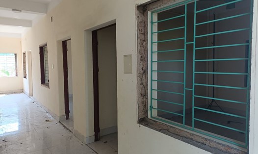 Nhiều phòng chức năng ở Nhà văn hóa xã Lâm Động (huyện Thủy Nguyên, Hải Phòng) hư hỏng toàn bộ hệ thống cửa gỗ. Ảnh: Mai Dung