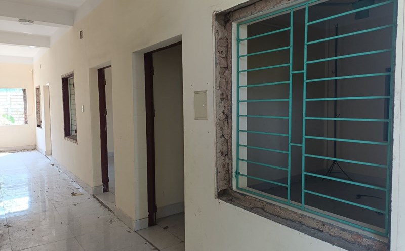 Nhiều phòng chức năng ở Nhà văn hóa xã Lâm Động (huyện Thủy Nguyên, Hải Phòng) hư hỏng toàn bộ hệ thống cửa gỗ. Ảnh: Mai Dung