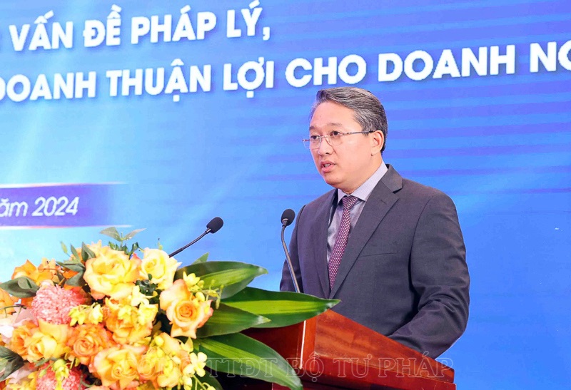 Bộ trưởng Nguyễn Hải Ninh phát biểu khai mạc Diễn đàn, khẳng định "tháo gỡ đến cùng" khó khăn pháp lý cho doanh nghiệp. Ảnh: Bộ Tư pháp

