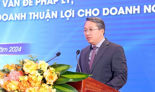 Bộ trưởng Nguyễn Hải Ninh phát biểu khai mạc Diễn đàn, khẳng định "tháo gỡ đến cùng" khó khăn pháp lý cho doanh nghiệp. Ảnh: Bộ Tư pháp