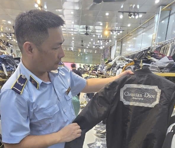 Đoàn kiểm tra tạm giữ toàn bộ hàng hóa để xử lý theo quy định. Ảnh: Cục Quản lý thị trường TP Hải Phòng