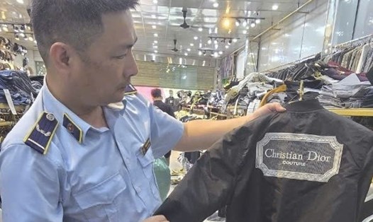 Đoàn kiểm tra tạm giữ toàn bộ hàng hóa để xử lý theo quy định. Ảnh: Cục Quản lý thị trường TP Hải Phòng