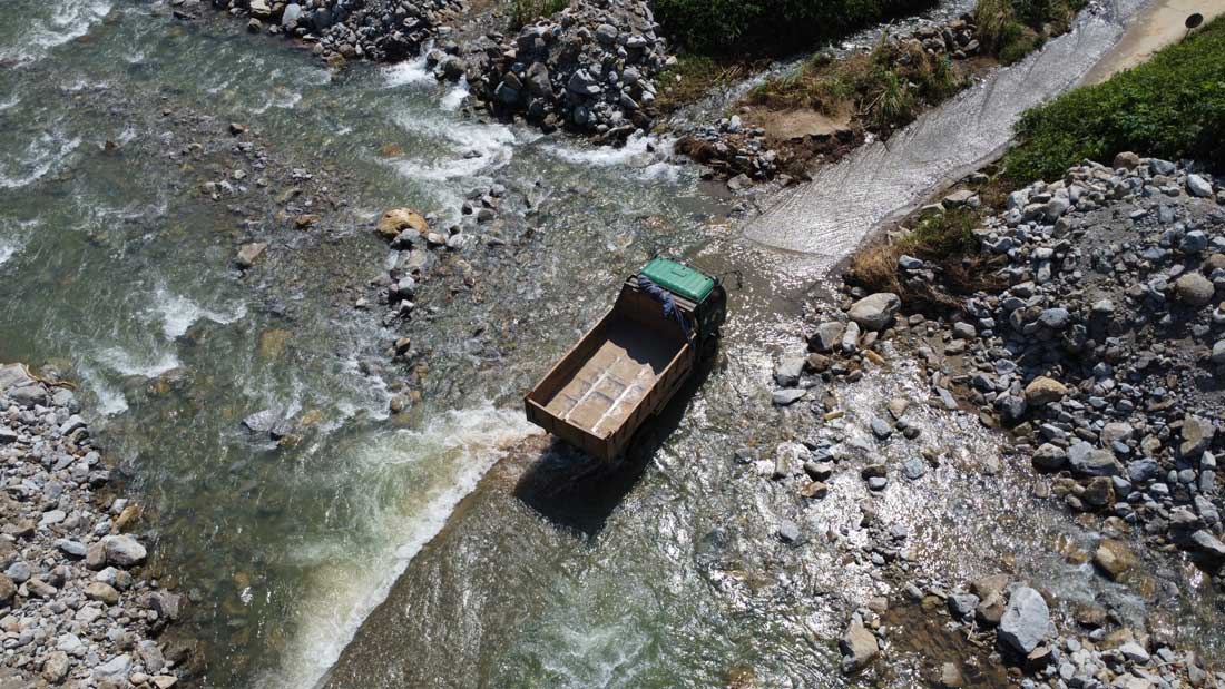 Cầu Làng Bằng (xã Xuân Tầm, huyện Văn Yên, tỉnh Yên Bái) ngập trong nước. Ảnh: Trần Bùi