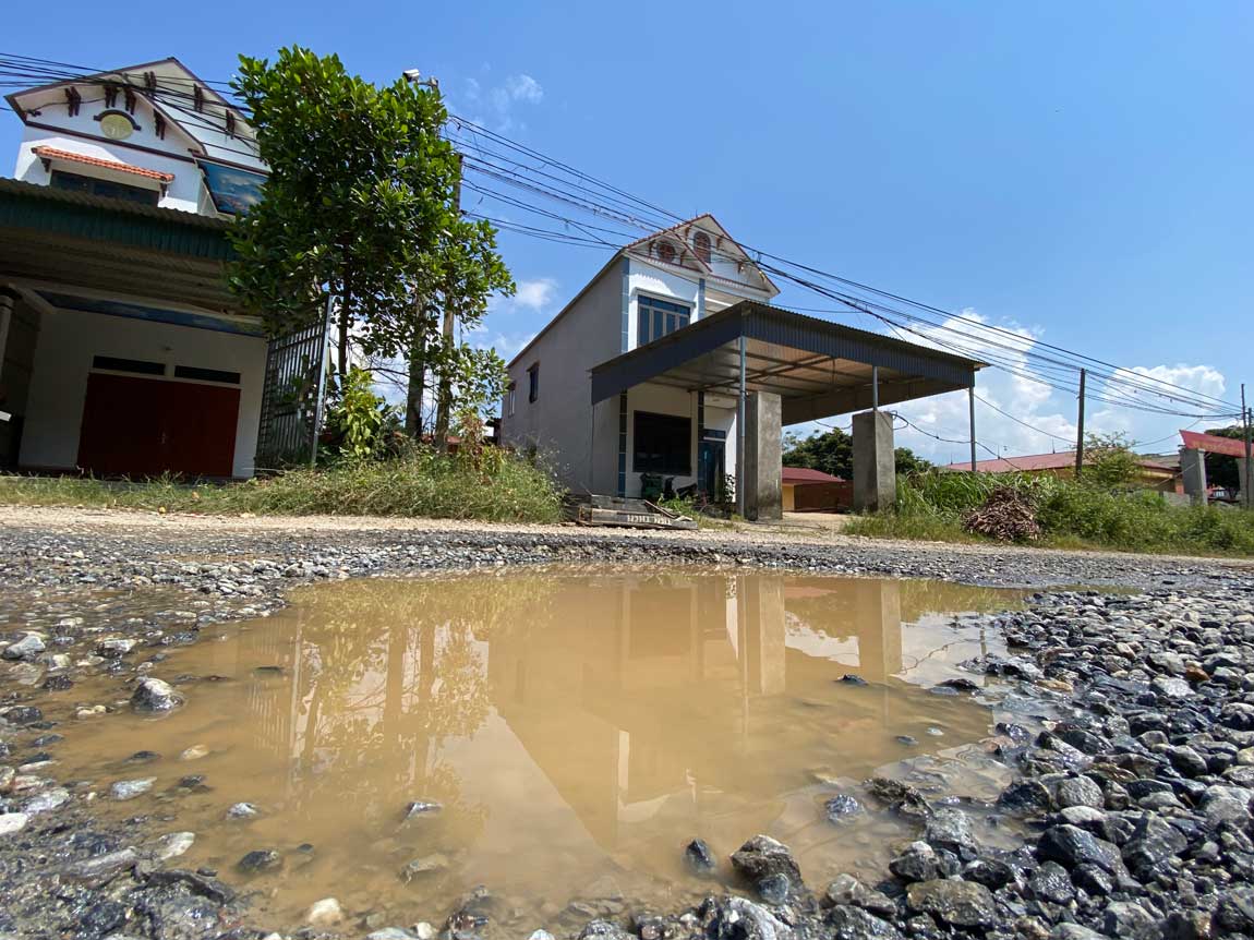 Ổ voi tại tuyến đường ĐT 166 (đoạn qua thôn Nghềnh Ngai, xã Tân Hợp, huyên Văn Yên, tỉnh Yên Bái). Ảnh: Trần Bùi