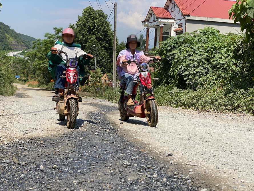 Các em học sinh, người dân luôn phải di chuyển chậm qua tuyến đường này. Ảnh: Trần Bùi