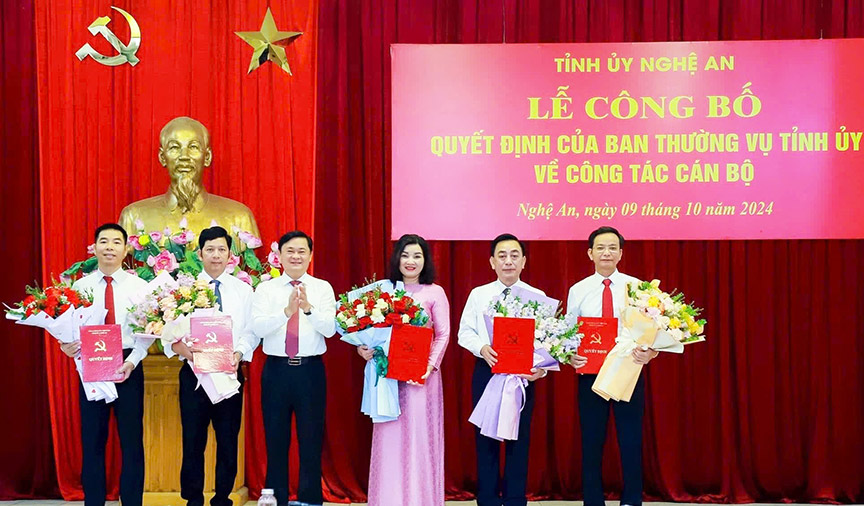 Director of the Department of Health Nguyen Thi Hong Hoa was transferred and appointed to hold the position of Head of Propaganda of Nghe An Provincial Party Committee. Photo: Thanh Duy