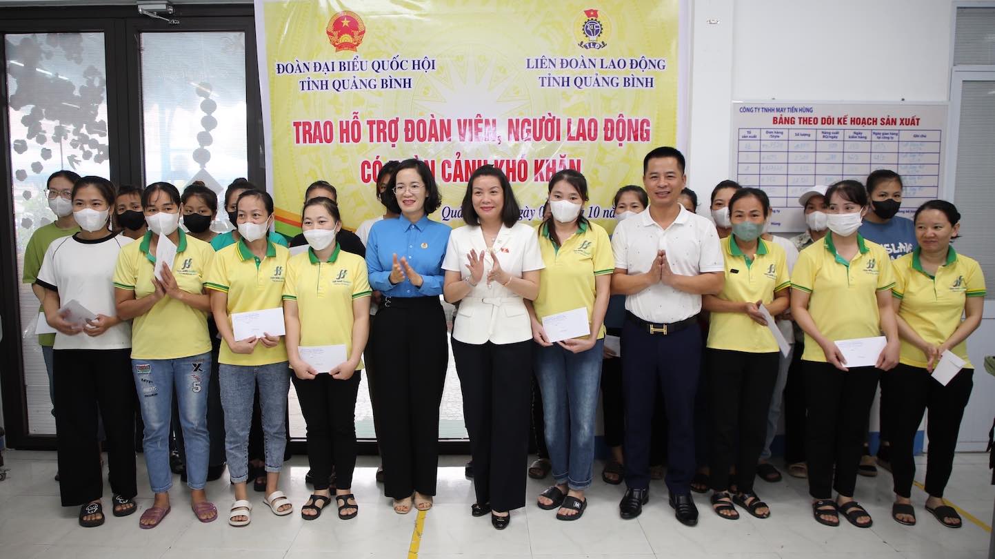 Giving gifts to union members and workers. Photo: Cong Sang