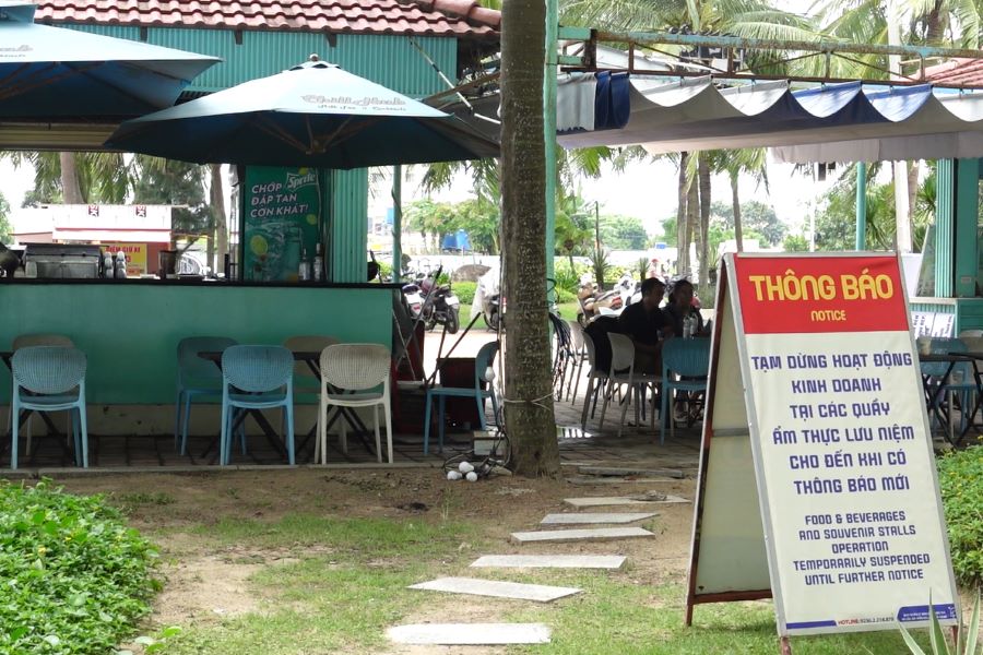 Da Nang stops piloting 10 food and souvenir stalls at the beach. Photo: Tran Thi