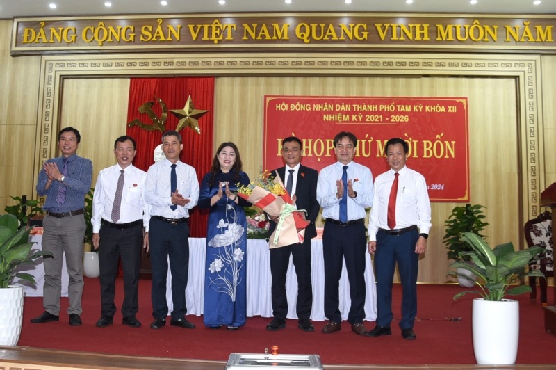 Ong Pham Hoang Duc (thu 3 tu phai sang) duoc bau giu chuc Chu tich HDND TP.Tam Ky, Quang Nam. Anh: Anh Sac