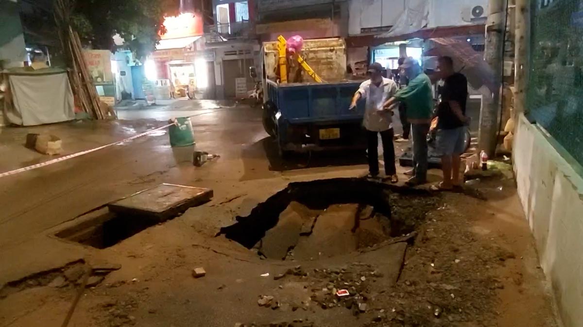 Hố tử thần sâu hơn 1m xuất hiện sau mưa lớn ở TPHCM. Ảnh: Quỳnh Tâm