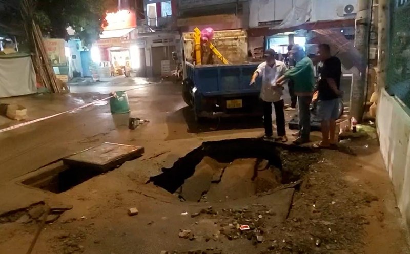 Hố tử thần sâu hơn 1m xuất hiện sau mưa lớn ở TPHCM. Ảnh: Quỳnh Tâm