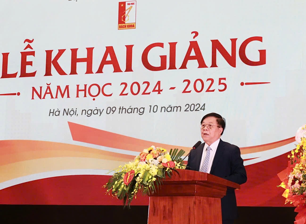 Head of Central Propaganda Nguyen Trong Nghia emphasized the content of building Hanoi University of Science and Technology to become a leading university in Asia. Photo: T.Vuong
