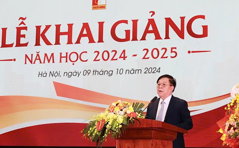 Head of Central Propaganda Nguyen Trong Nghia emphasized the content of building Hanoi University of Science and Technology to become a leading university in Asia. Photo: T.Vuong