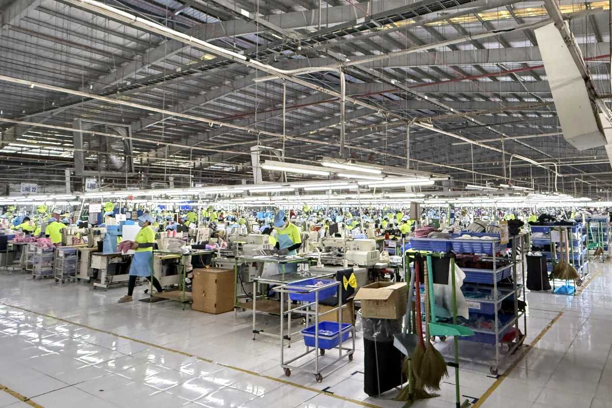 Hàng ngàn công nhân Công ty Chang Chun Vina đi làm trở lại ngày 9.10. Doanh nghiệp cũng đảm bảo thu nhập cho người lao động sau 2 ngày tạm ngừng việc. Ảnh: Thành An