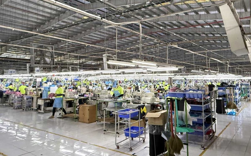 Thousands of workers at Chang Chun Vina Company returned to work on October 9. The company also guaranteed income for workers after a two-day work stoppage. Photo: Thanh An