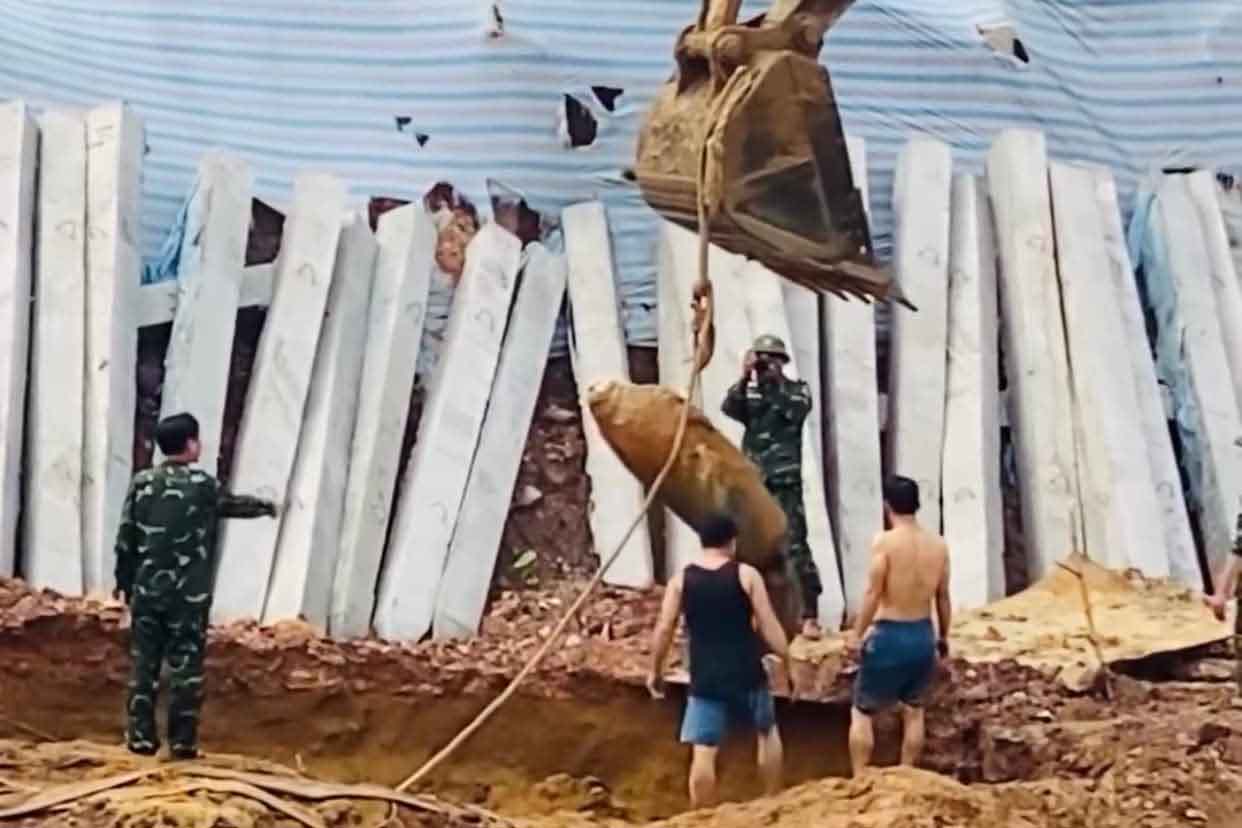 The bomb was lifted and taken away for destruction. Photo: Tran Tuan.