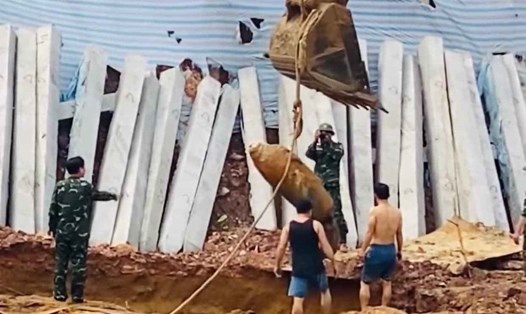 Quả bom đã được cẩu lên đưa đi tiêu hủy. Ảnh: Trần Tuấn.