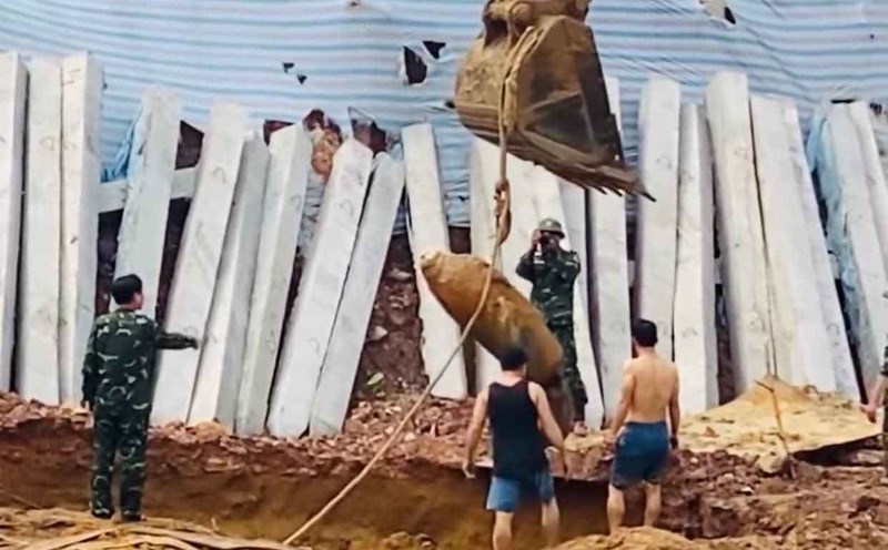 The bomb was lifted and taken away for destruction. Photo: Tran Tuan.