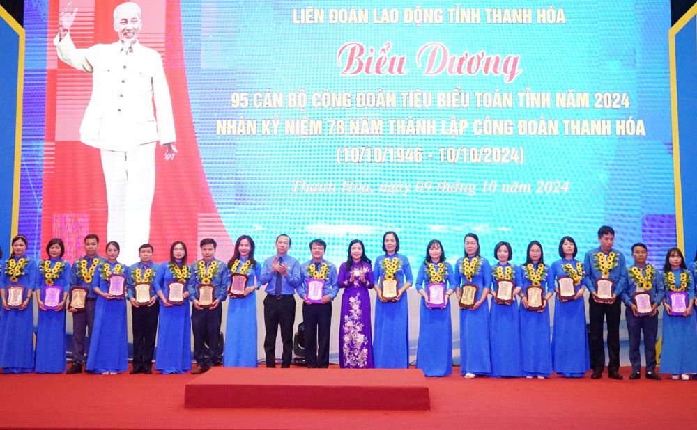 Dai dien lanh dao Tinh uy va LDLD tinh Thanh Hoa trao hoa