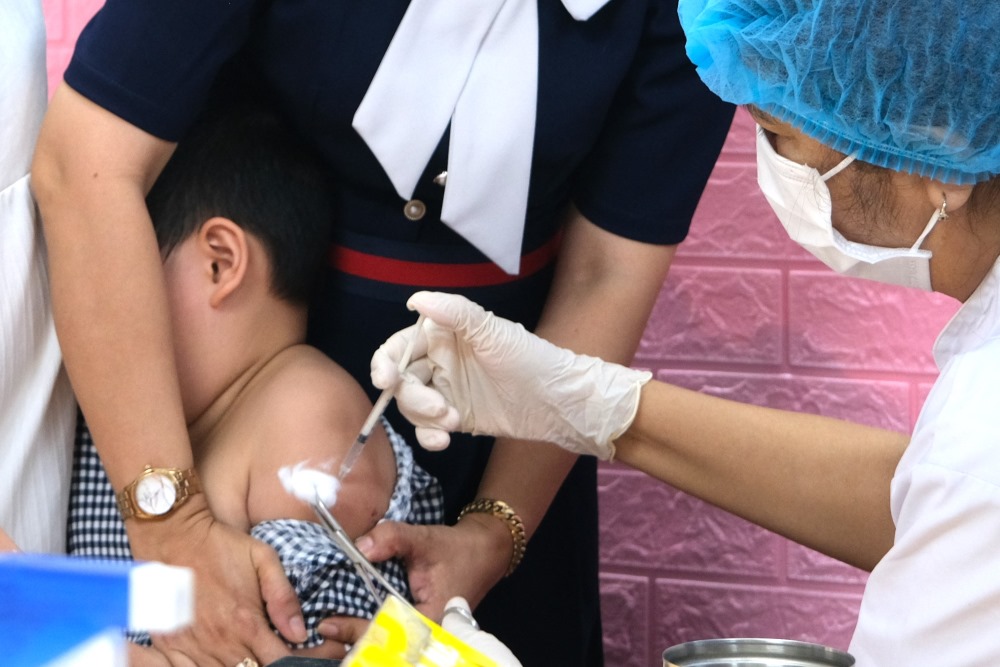 Tiem vaccine cho tre tai Vien Pasteur Thanh pho Ho Chi Minh. (Anh: Phuong Vy/TTXVN)