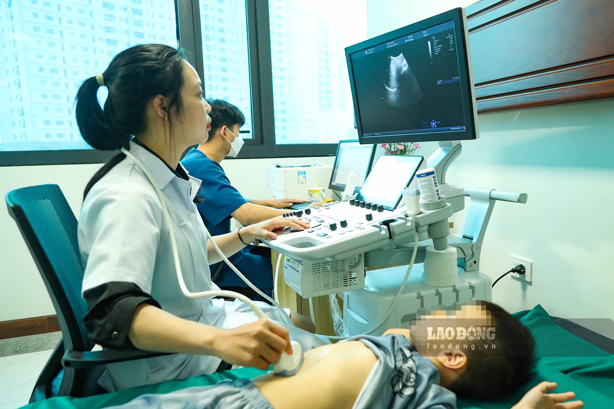 Bác sĩ Bệnh viện Nhi Hà Nội khám bệnh cho bệnh nhi. Ảnh: Tùng Giang