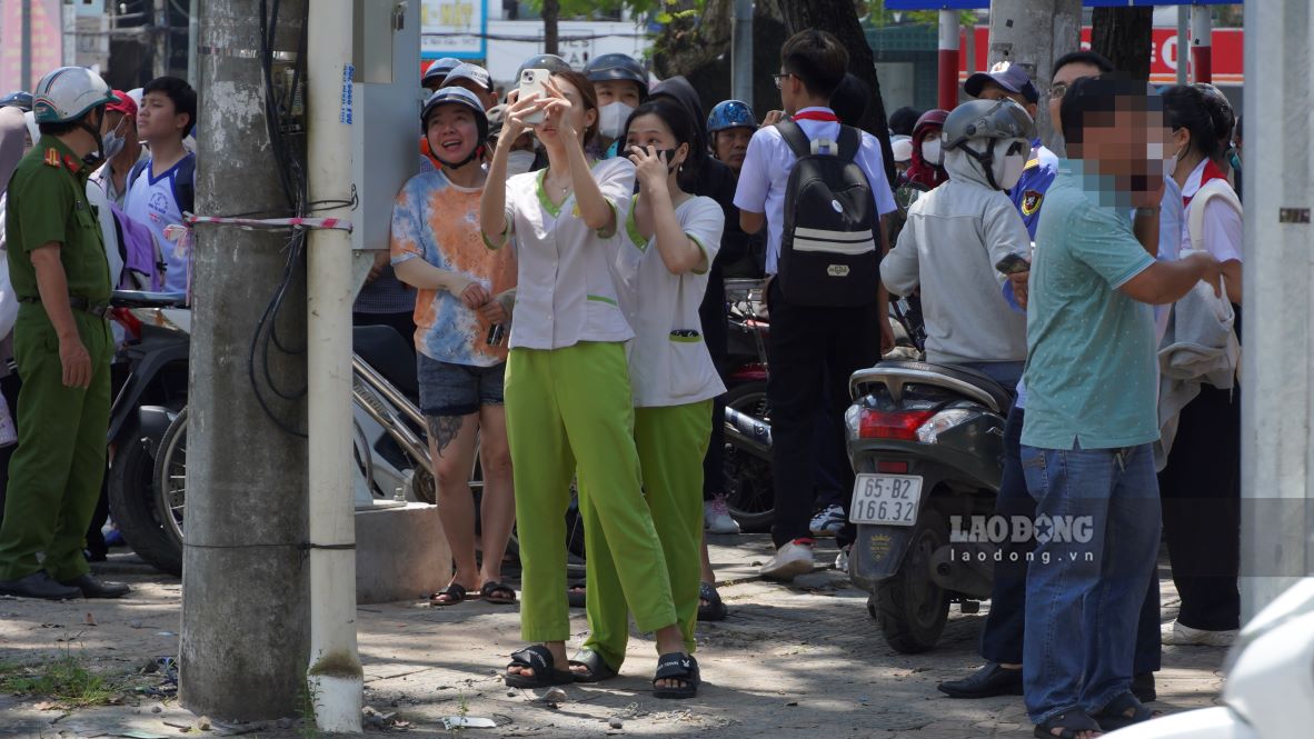 Su viec thu hut nhieu nguoi dan hieu ky den xem va quay, chup lai bang dien thoai.