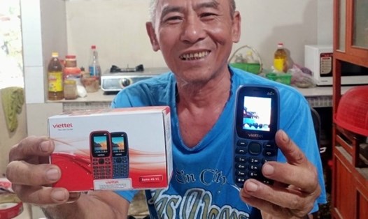 Người dân vui mừng nhận điện thoại mới. Ảnh: ĐVCC