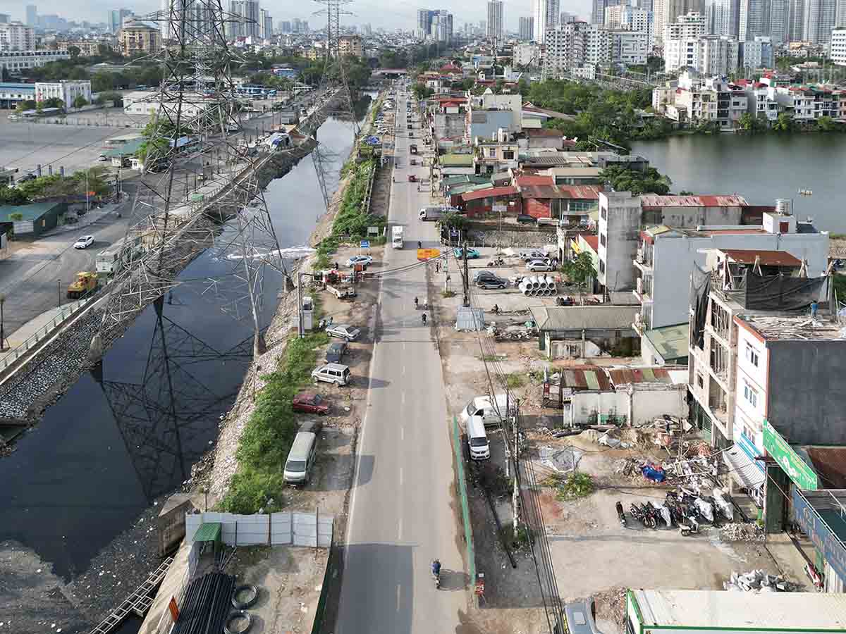 Hoang Mai District (Hanoi) is focusing on clearing land to expand Tam Trinh Street. Photo: Huu Chanh