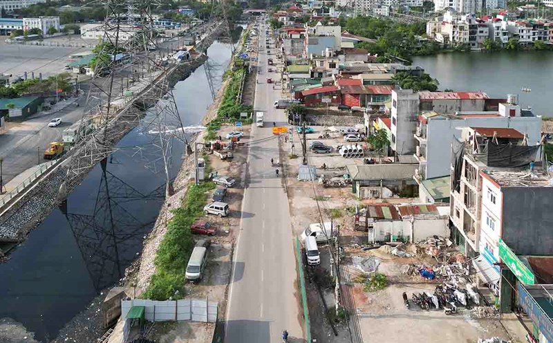 Hoang Mai District (Hanoi) is focusing on clearing land to expand Tam Trinh Street. Photo: Huu Chanh