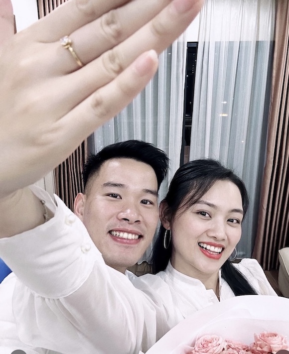 Thu Hoai cong khai ban trai va khoe nhan cau hon. Anh: Instagram nhan vat