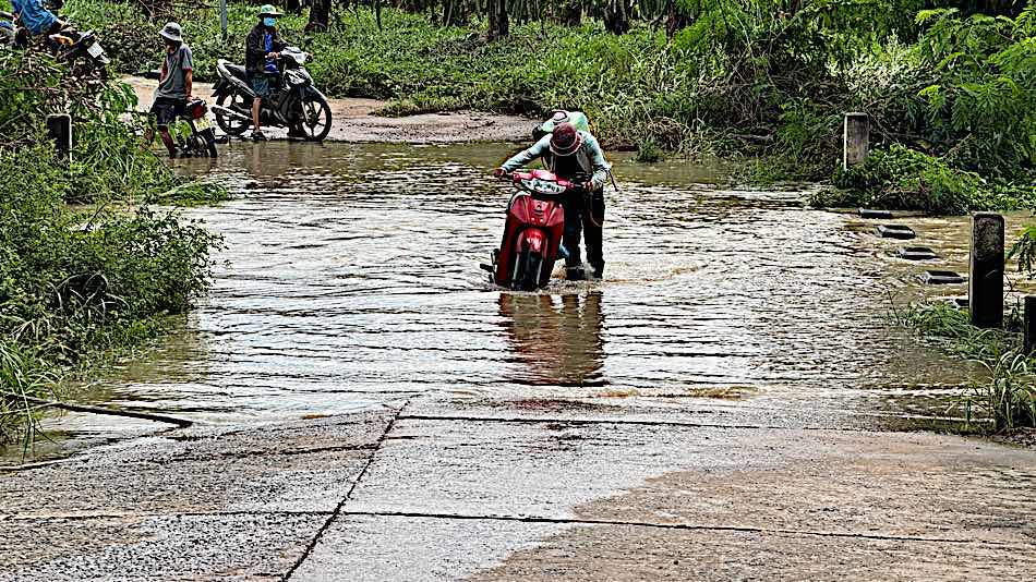 Xe chet may khi chay qua cau Suoi Thi. Anh: Duy Tuan 