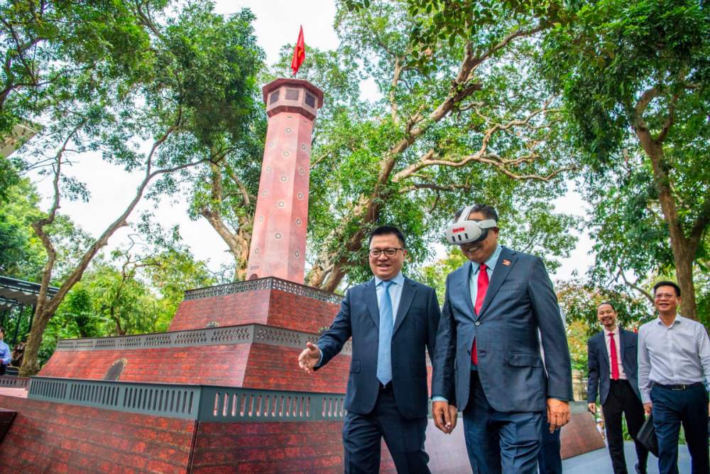 Visitors are excited about the experiences when coming to the exhibition. Photo: Organizing Committee