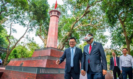 Du khách hào hứng với những trải nghiệm khi đến triển lãm. Ảnh: BTC