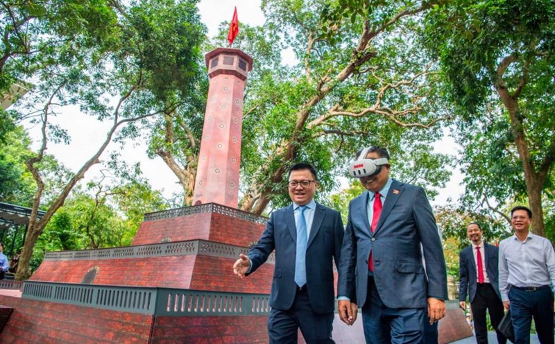 Visitors are excited about the experiences when coming to the exhibition. Photo: Organizing Committee