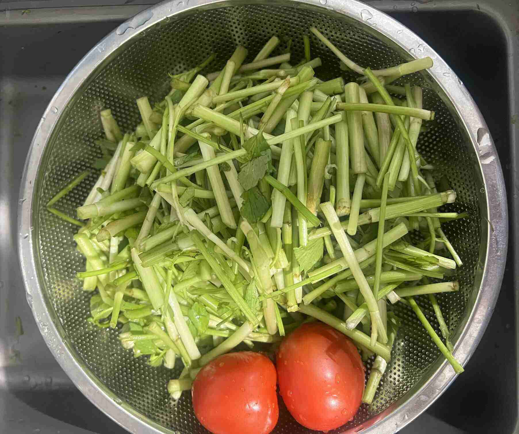 Rau cần hỗ trợ hạ đường huyết và giảm cân hiệu quả khi bổ sung vào chế độ ăn. Ảnh: Kiều Vũ