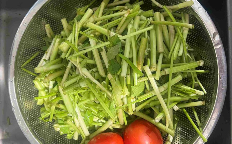 Celery helps lower blood sugar and lose weight effectively when added to the diet. Photo: Kieu Vu