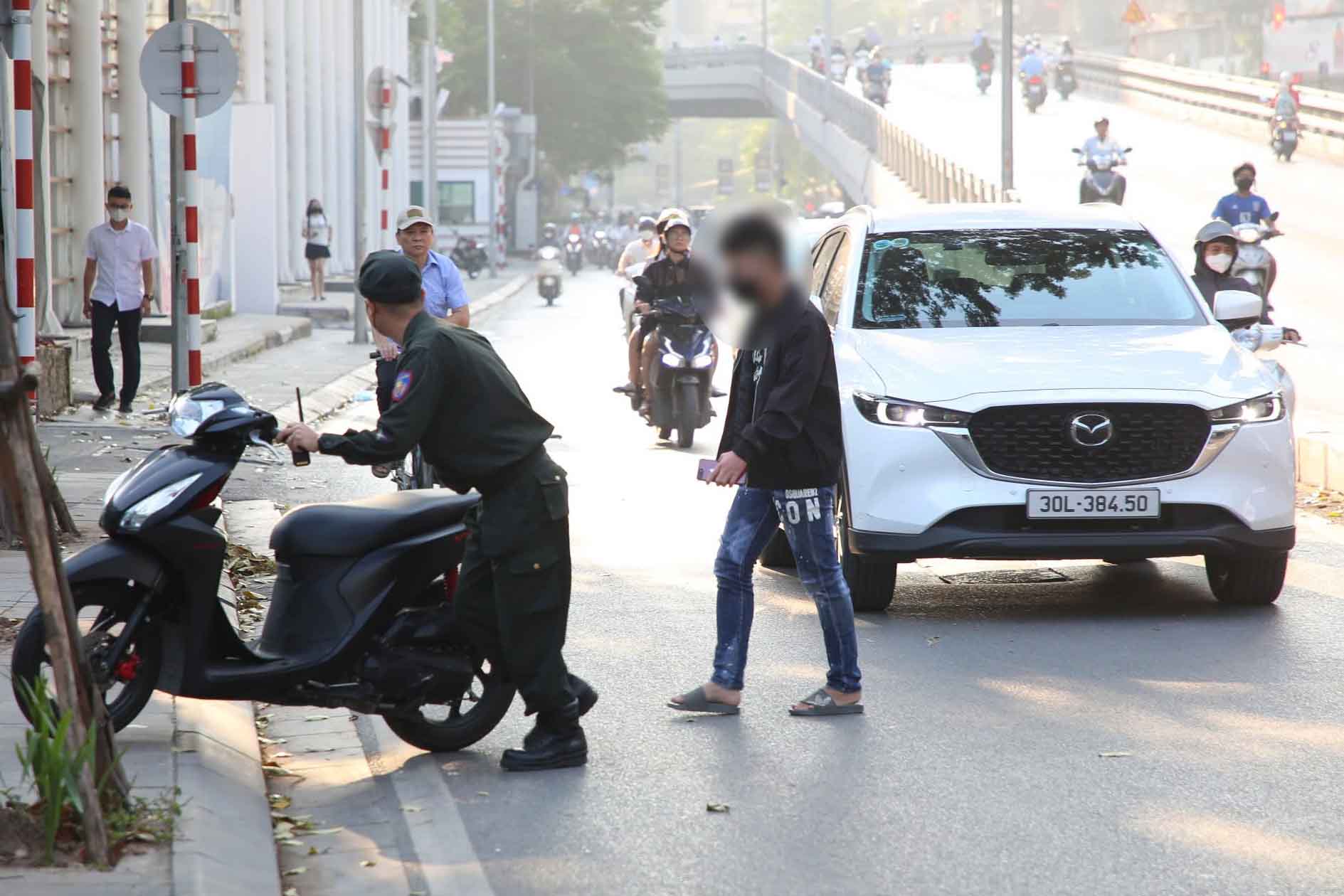 Học sinh quay đầu xe bỏ chạy khi thấy lực lượng chức năng. Ảnh: Thế Kỷ