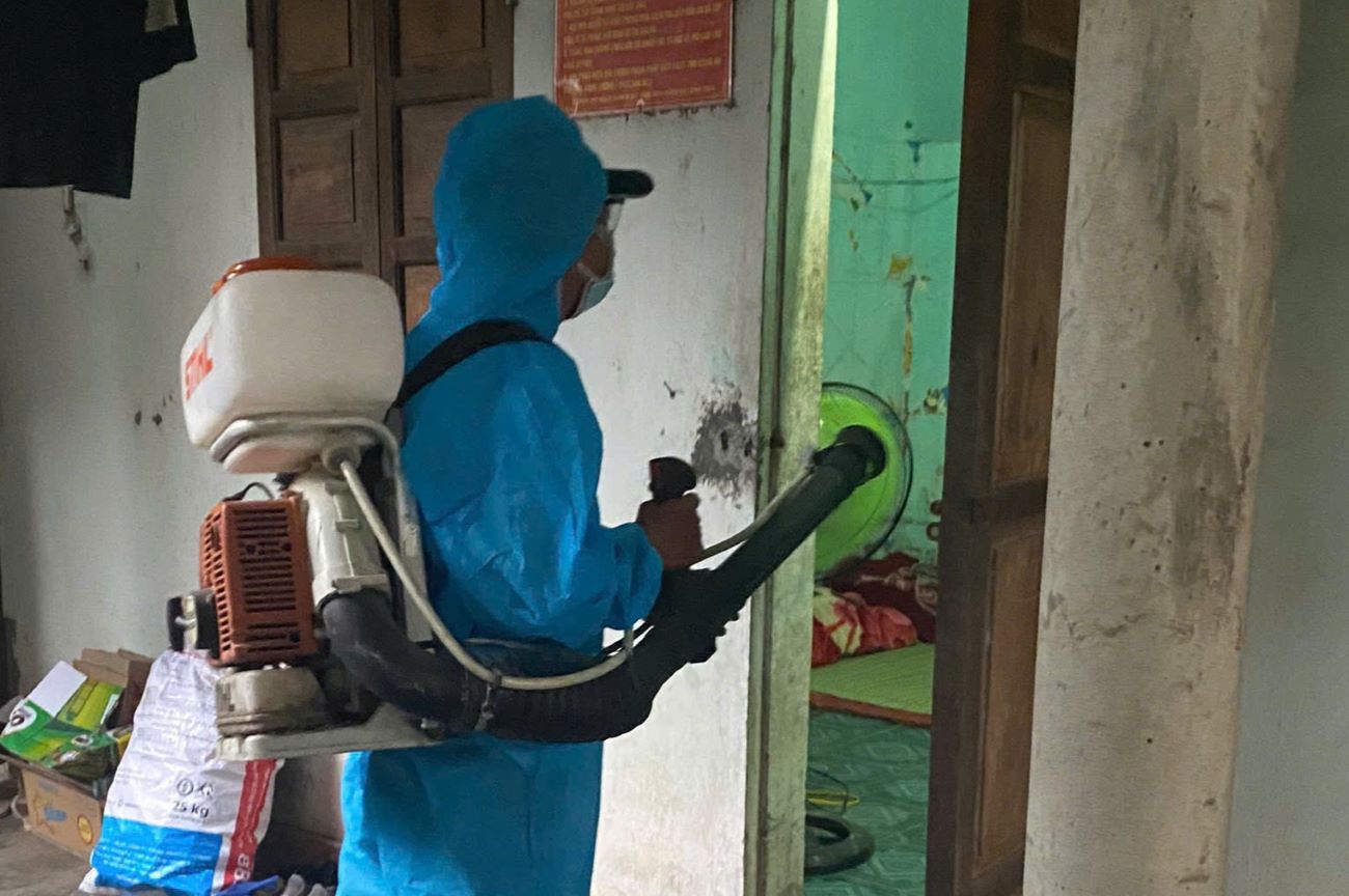 Spraying insecticide to prevent mosquitoes from transmitting dengue fever. Photo: H.Nguyen.