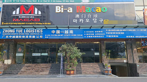 Biển hiệu kinh doanh một cửa hàng dưới chân tòa NOXH ở TP Bắc Ninh. Ảnh: Trần Tuấn