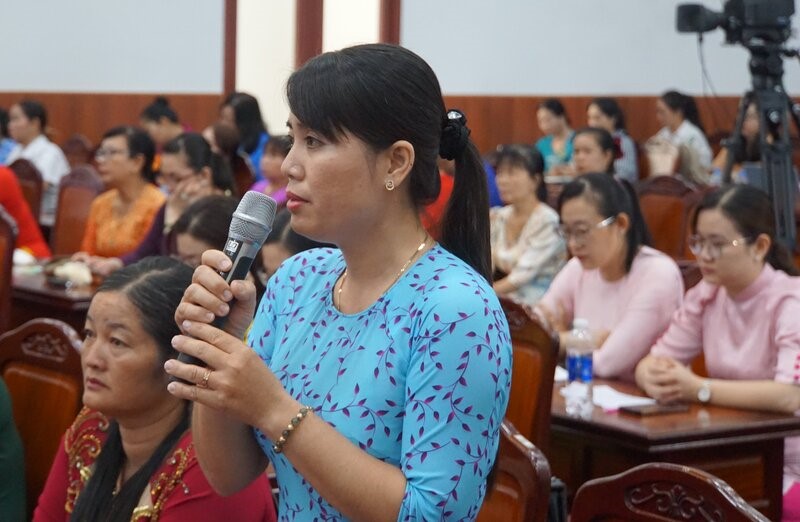 Phụ nữ Bạc Liêu nêu thực trạng thiếu việc làm với Chủ tịch UBND tỉnh. Ảnh: Nhật Hồ